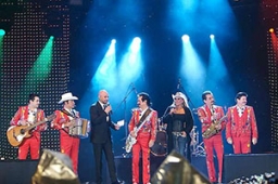 Los Tigres del Norte, Javier Poza y Blanca Martínez