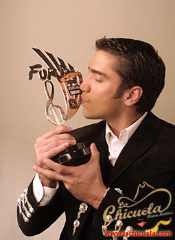 diarios_le_dio_un_besito_al_premio_furia