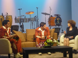 Audrey y Juan durante la entrevista con Cristina Pacheco