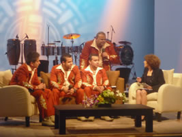 Pancho, Abraham, César y Jorge con Cristina Pacheco