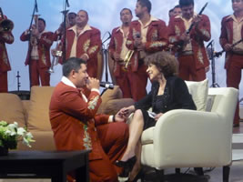 Israel le canta ''Abeja Reina'' a Cristina Pacheco