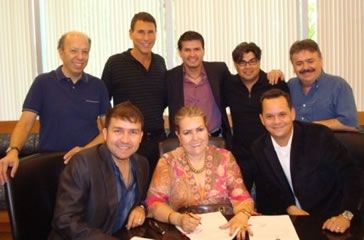 (DE PIE) MAXIMO AGUIRRE, MARK BERGER, JOEL LIZARRAGA, ALBERTO DEL CASTILLO Y RICARDO VILLAESCUSA. (SENTADOS) PONCHO LIZARRAGA, DOÑA CHUYITA LIZARRAGA Y GUSTAVO LOPEZ (DE PIE) MAXIMO AGUIRRE, MARK BERGER, JOEL LIZARRAGA, ALBERTO DEL CASTILLO Y RICARDO VILLAESCUSA. (SENTADOS) PONCHO LIZARRAGA, DOÑA CHUYITA LIZARRAGA Y GUSTAVO LOPEZ