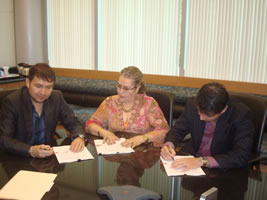 PONCHO LIZARRAGA, DOÑA CHUYITA LIZARRAGA Y JOEL LIZARRAGA FIRMANDO EL CONTRATO