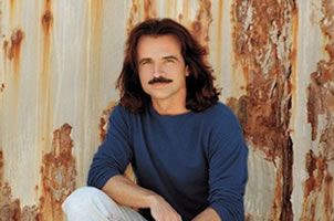 DESTILA TALENTO YANNI ACOMPAÑADO DE EXQUISITAS VOCES Yanni