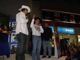 EMILIO NAVARIA LANZA AL MERCADO EL CD+DVD TITULADO EL REGRESO DEL REY image007