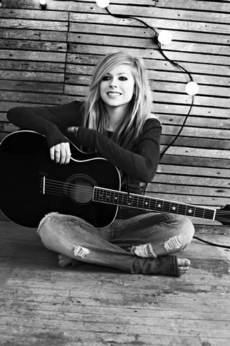 Avril_Lavigne_-_Goodbye_Lullaby_-_01