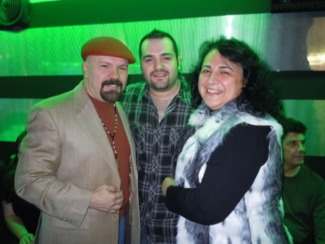 José Luis Ayala Jr. con sus papás