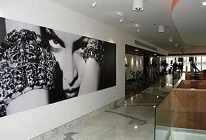 Madonna_Hard_Candy_Fitness_Mexico_center_inside_081