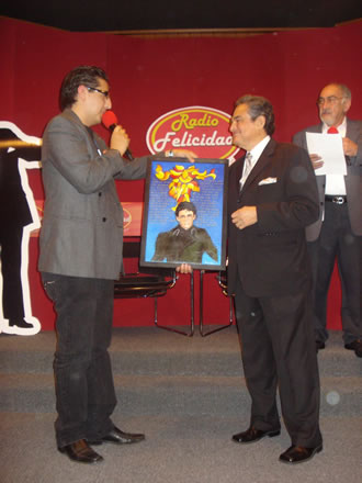 Jose_Jose_Recibiendo_Reconocimiento_de_su_club_de_fans_por_40_aos_de_El_Triste