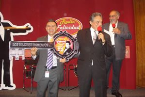 Jose_Jose_recibe_Las_Llaves_de_la_estacion_Radio_Felicidad Jose_Jose_recibe_Las_Llaves_de_la_estacion_Radio_Felicidad