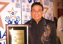 GUALBERTO_CASTRO_CON_LA_LUMINARIA