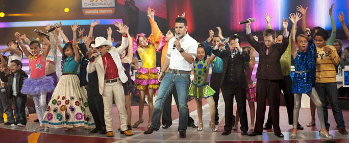 TITO_EL_BAMBINO_abrio_la_noche_con_un_musical_a_lado_de_los_Pequenos_Gigantes
