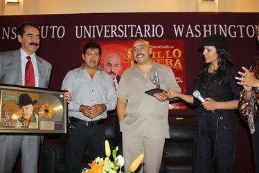 Lupillo_Rivera_don_su_primer_Disco_de_Oro