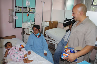 Lupillo_Rivera_en_el_recorrido_al_hospital