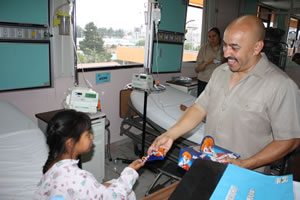 Lupillo_Rivera_entregando_dulces_a_una_pequea Lupillo_Rivera_entregando_dulces_a_una_pequea