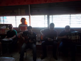 CANTANDO