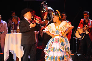 Lupillo_Rivera_cant_por_ms_de_dos_horas