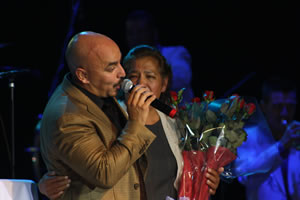 Lupillo_Rivera_cantantando_Amorcito_corazn