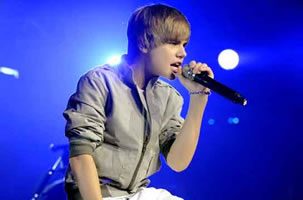 justin-bieber-on-stage1 justin-bieber-on-stage1