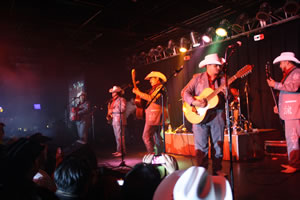 Los_Rieleros_del_Norte_en_una_de_sus_presentaciones_en_Chicago