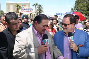 10.-_Chapete_y_Heraclio_entrevistados_por_el_Gordo_en_el_anuncio_cono_de_Las_Vegas