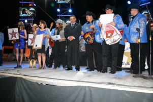 5.-_Pablo_Castro_al_centro_con_autoridades_del_Estado_de_Nevada_entregan_los_reconocimientos