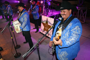 6.-_Antes_de_la_ceremonia_ofrecieron_su_musica_a_un_gran_pblico