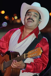Daniel_Esquivel_feliz_con_las_presentaciones_de_Los_Rieleros_del_Norte