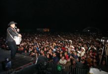 TREMENDO BAILE DE LOS HURACANES DEL NORTE CHUY_Y_LA_MULTITUD_EN_TOLUCA