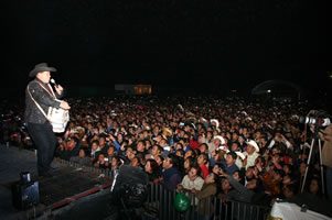 CHUY_Y_LA_MULTITUD_EN_TOLUCA CHUY_Y_LA_MULTITUD_EN_TOLUCA