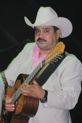 Daniel_Esquivel_interpret_todos_los_xitos_de_Los_Los_Rieleros_del_Norte