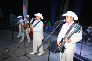 Elegantemente_vestidos_Los_Rieleros_del_Norte