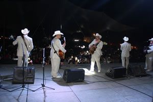 Los_Rieleros_del_Norte_ante_su_pblico_de_Chautla_Edo_Mex Los_Rieleros_del_Norte_ante_su_pblico_de_Chautla_Edo_Mex