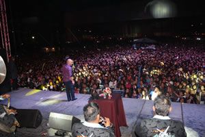 Lupillo_Rivera_ante_miles_de_seguidores_en_Rodeo_Texcoco Lupillo_Rivera_ante_miles_de_seguidores_en_Rodeo_Texcoco
