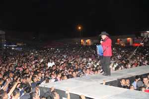 1.-_CHUY_ANTE_LA_MULTITUD_POBLANA 1.-_CHUY_ANTE_LA_MULTITUD_POBLANA