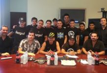 DEZIGUAL FIRMA CON UNIVERSAL SU PRIMER ACTO FOTO_DEZIGUAL_firma_01