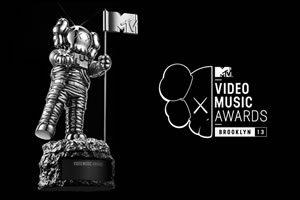 kaws-mtv-vma-moonman-20131 kaws-mtv-vma-moonman-20131