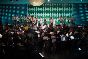 LAA_CON_DENISSE_Y_SINFONICA_CANTANDO