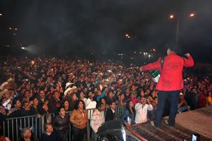 1.-_Chuy_frente_a_la_multitud_en_Morelia 1.-_Chuy_frente_a_la_multitud_en_Morelia