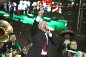 Lupillo_Rivera_en_la_Serenata_de_Respeco_a_Jenni_Rivera_141