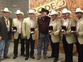 Pesado_mostrando_las_hebillas_de_Rodeo_Houston