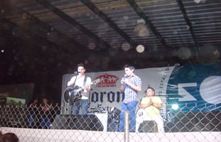 Cantando amnesia con alguien del público