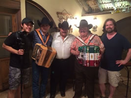 6._Los_camargrafos_pidieron_una_foto_del_recuerdo_con_Chapete_Lupillo_y_don_Ramn