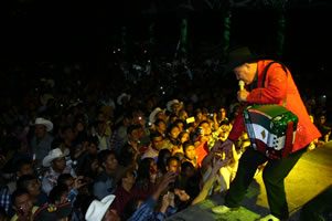 1._Chuy_atiende_a_sus_fans_de_la_sierra 1._Chuy_atiende_a_sus_fans_de_la_sierra
