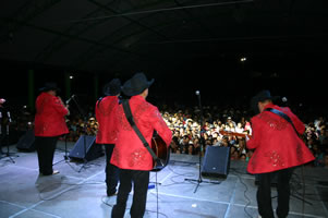3._Los_Huracanes_ante_la_multitud_de_Amatn