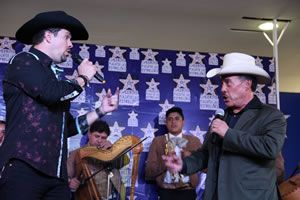 Frizzio_Garibaldi_cantando_Ac_entre_nos_con_Don_Pedro_Rivera Frizzio_Garibaldi_cantando_Ac_entre_nos_con_Don_Pedro_Rivera