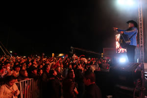 Chuy_animando_a_la_multitud