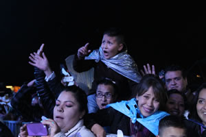 Nios_mujeres_y_hombres_con_impermeable_la_lluvia_no_espant