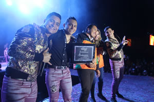 Edwin Luna y La Trakalosa de Mty recibiendo su reconocimiento