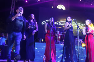 Se hizo acompaar por bellas coristas y bailarinas
